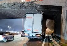 Un camión quedó atascado bajo un puente sobre la Avenida General Paz y generó demoras