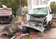 Un tren de la línea Sarmiento chocó contra una camioneta en Ramos Mejía: hay dos heridos