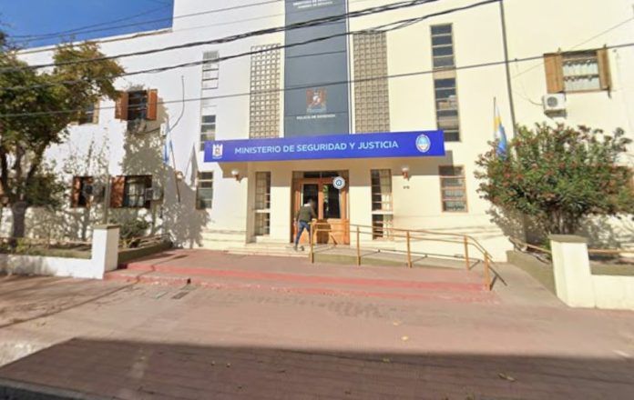 Una mujer dio a luz mientras cumplía prisión domiciliaria por robo y se fugó luego de parir