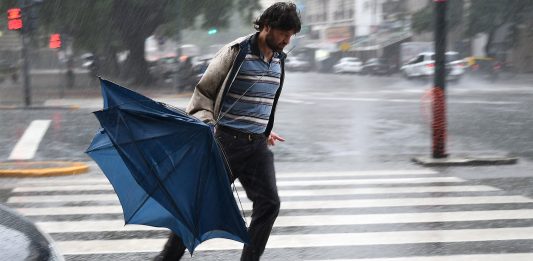 Vuelven las lluvias y bajan las temperaturas: cómo estará el tiempo esta semana en el AMBA, según el SMN