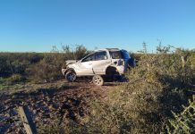 Accidente fatal en Río Negro: un hombre de 88 años perdió el control del auto, volcó y murió