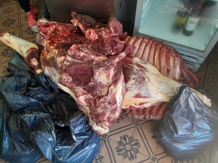 Allanaron una carnicería por robo de ganado, pero descubrieron más de 180 paquetes con marihuana en un freezer