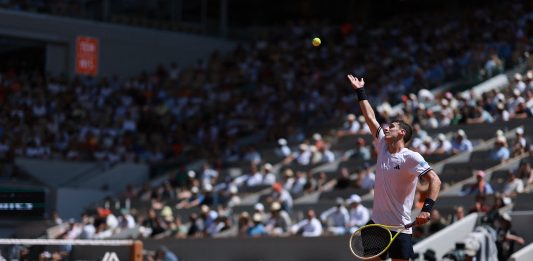 Batacazo argentino en Roland Garros: Juan Manuel Cerúndolo aprovechó los problemas de Jannik Sinner y eliminó al 1° del mundo