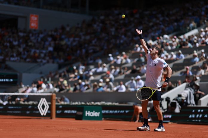 Batacazo argentino en Roland Garros: Juan Manuel Cerúndolo aprovechó los problemas de Jannik Sinner y eliminó al 1° del mundo