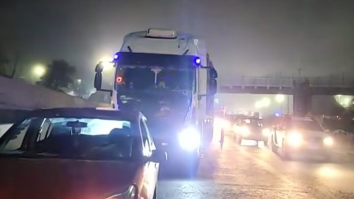 Choque en la autopista Dellepiane: un camión impactó contra un auto y hay congestión de tránsito