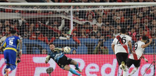 Del codazo de Ávila al golpe de Ledesma: los dos penales a favor de River Plate ante Rosario Central