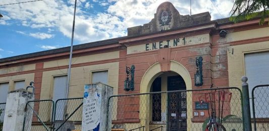 Denunciaron a una preceptora por robarse 45 mil dólares destinado a un viaje de los alumnos: “Me patiné la plata”