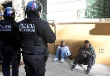 Detuvieron en Recoleta y Belgrano a 3 motochorros con antecedentes: tenían 150 paquetes de figuritas del Mundial