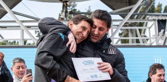 El contrapunto entre Diego Milito y Gustavo Costas tras su salida de Racing que generó el enojo de los hinchas