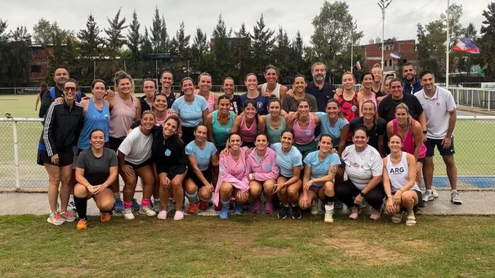 El seleccionado argentino femenino +40 de hockey busca sponsors para viajar al Mundial