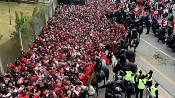 El video de los incidentes y desbordes en los accesos de hinchas de River en la final contra Belgrano en el Kempes