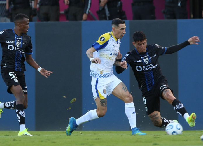 Empujones, insultos y tarjetas: el fuerte cruce entre Di María y Sornoza que eclipsó el duelo Independiente del Valle-Rosario Central