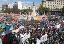 Es docente universitario y trabaja como chofer de aplicaciones para completar el sueldo: “Estoy a más de medio millón de la canasta básica familiar”