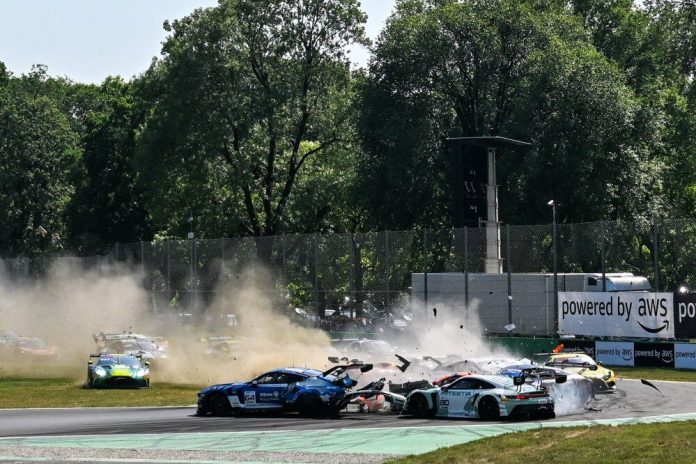 Espeluznante accidente en Monza, con 11 autos involucrados y dos argentinos que evitaron los impactos