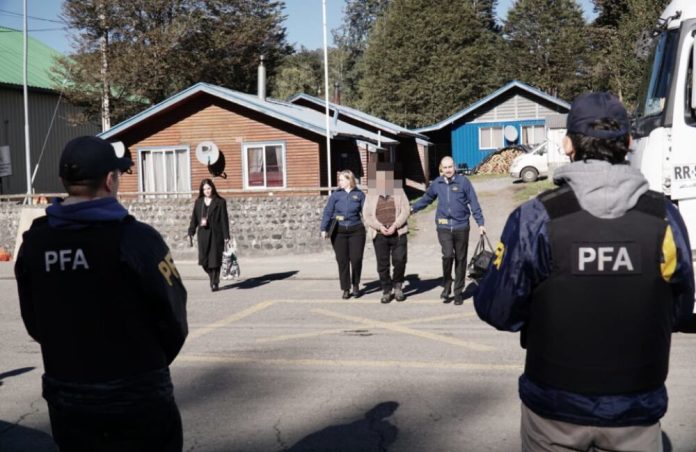 Estuvo 11 años prófugo en Chile y fue extraditado a Esquel donde enfrentará cargos por abuso sexual y corrupción de menores