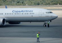 Habló la abogada de la mujer demorada por tener sexo a bordo de un avión: “Lo que se dice es falso”