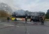 Impactante incendio en la autopista 25 de mayo: un micro se prendió fuego a la altura de Parque Chacabuco
