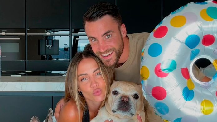 “Jamás deja de emocionarme”: las imágenes de la tierna despedida de Caro Calvagni a Tagliafico antes de su viaje al Mundial