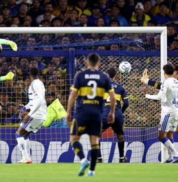 La patada “Kung Fu” de Merentiel con la que Boca Juniors abrió el marcador ante Cruzeiro: el gol de antología que le “robó” a Paredes