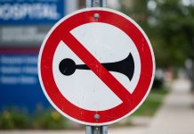 Qué significa esta señal reglamentaria de tránsito y por qué es importante