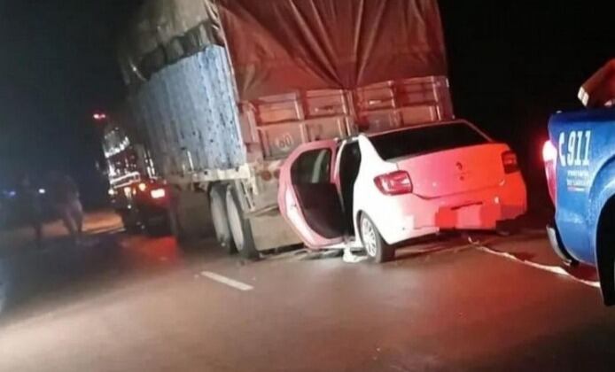 Santa Fe: dos policías murieron al chocar de frente con un camión detenido en la ruta 98