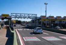Se bajó por un desperfecto en su camioneta en plena autopista, lo atropellaron y murió: buscan al conductor que se fugó