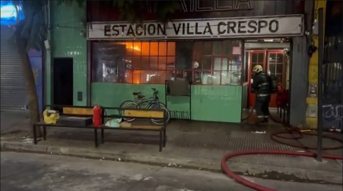 Se incendia un restaurante en Villa Crespo: trabajan 8 dotaciones de Bomberos y varias ambulancias