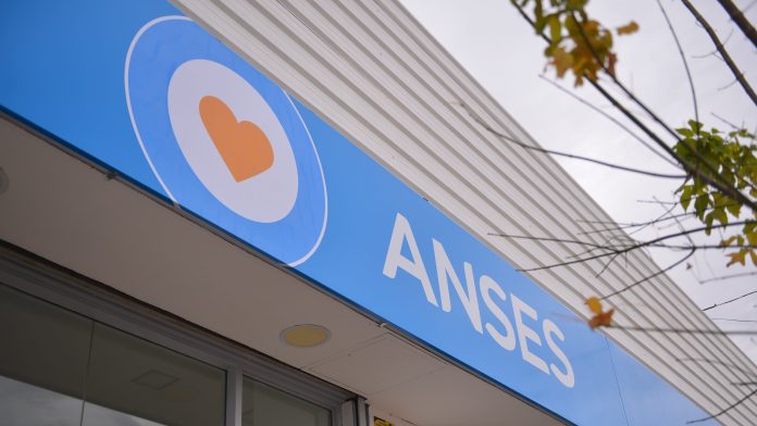 Se oficializaron aumentos y bonos para asignaciones familiares, jubilaciones y pensiones