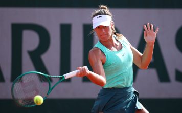 Solana Sierra dio el golpe en Roland Garros al derrotar a Emma Raducanu en el debut