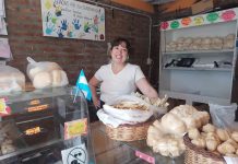 Solidaridad en Carmen de Patagones: una panadería que dona abrigos y regala té, café, pan, bizcochitos y torta fritas para combatir el frío