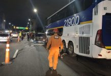 Triple choque en la Autopista 25 de Mayo: un micro impactó contra dos autos y uno terminó volcado de costado
