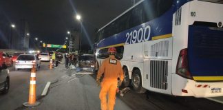 Triple choque en la Autopista 25 de Mayo: un micro impactó contra dos autos y uno terminó volcado de costado