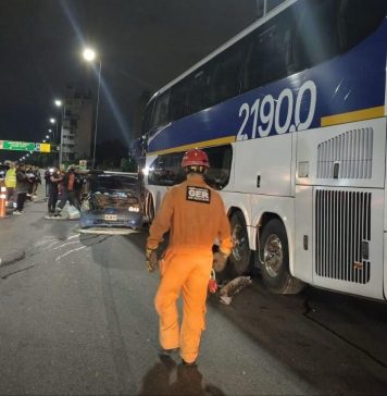 Triple choque en la Autopista 25 de Mayo: un micro impactó contra dos autos y uno terminó volcado de costado