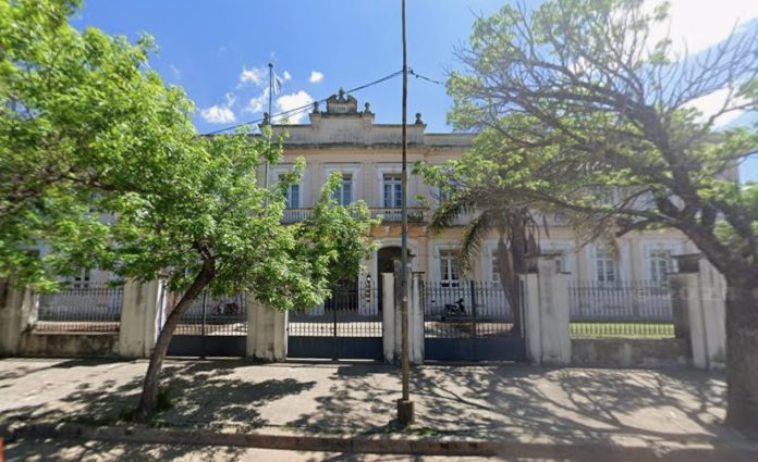 Un alumno de sexto grado llevó un arma de aire comprimido al colegio y sus compañeros alertaron a las autoridades
