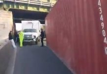 Un camión impactó contra un puente en la General Paz, perdió un contenedor y generó un accidente en cadena