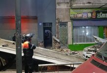 Un conductor perdió el control de su auto, chocó contra dos casas y murió: dejó a cuatro familias sin gas ni luz