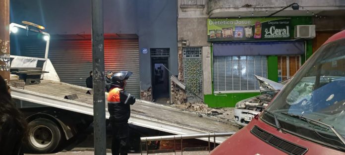 Un conductor perdió el control de su auto, chocó contra dos casas y murió: dejó a cuatro familias sin gas ni luz