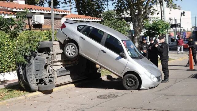 Una jubilada confundió los pedales al salir del garaje, atropelló a un niño y su auto terminó encima de una camioneta