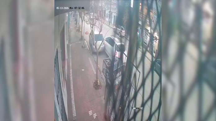 Video: un hombre se descompensó mientras manejaba y chocó contra un auto estacionado en Mar del Plata