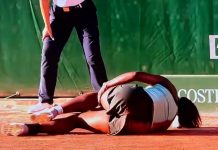 Video: una tenista sufrió una grave lesión en Roland Garros y tuvo que ser retirada en silla de ruedas
