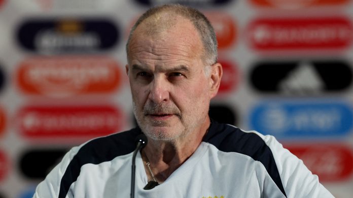 9 frases de Bielsa antes del debut de Uruguay en el Mundial: el caótico vuelo, los lesionados y un aviso para Arabia Saudita