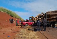 Amenazó a su exnovia y a su exsuegra, les robó una camioneta y chocó contra un camión: murió y mató a dos hombres