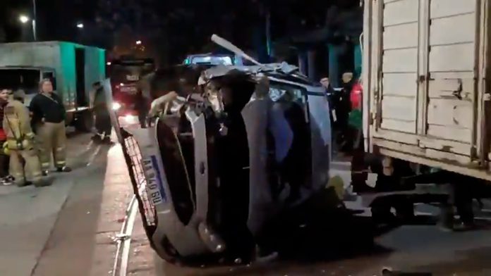 Barracas: un hombre alcoholizado chocó contra un camión y volcó