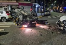 Choque en Caballito: un taxi volcó tras colisionar con un auto y tres personas resultaron heridas