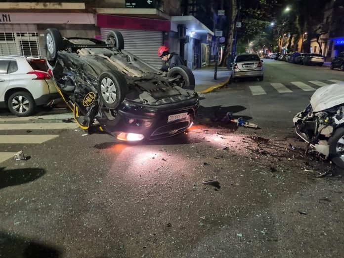 Choque en Caballito: un taxi volcó tras colisionar con un auto y tres personas resultaron heridas