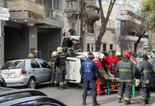 Choque, vuelco, heridos y varios autos afectados por un accidente en Flores