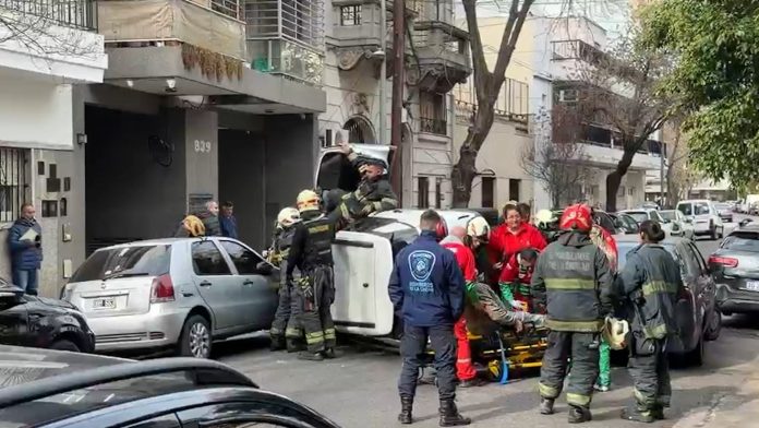 Choque, vuelco, heridos y varios autos afectados por un accidente en Flores