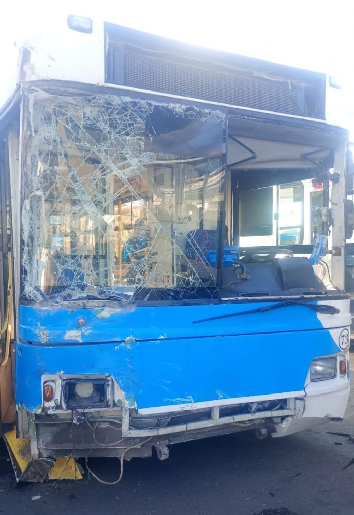 Córdoba: un colectivo perdió el control, chocó contra un centro vecinal y derrumbó una de las paredes