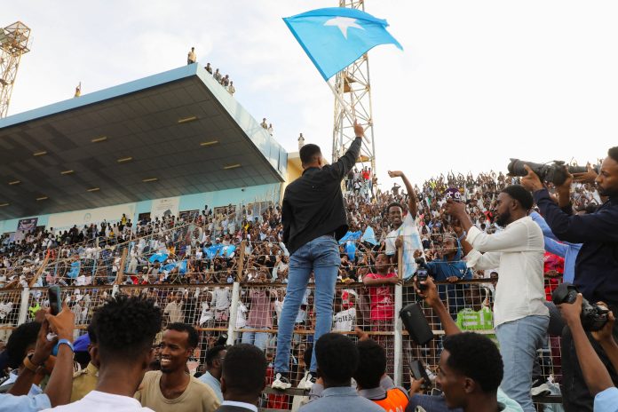 El árbitro somalí Omar Artan fue recibido por una multitud luego de no poder ingresar a Estados Unidos para dirigir en el Mundial