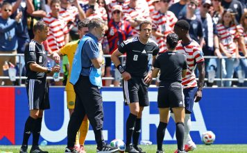 El misterioso “jugo de pepinillos” que tomó un árbitro tras sufrir una lesión en pleno partido del Mundial